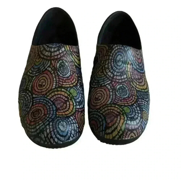 Crocs Triple Comfort Tie Dye Clog, Nurse Clog Size W9 - Picture 2 of 6